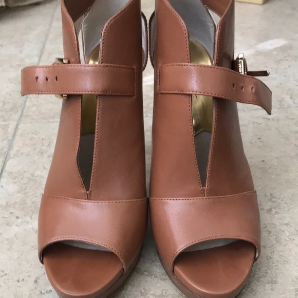 Heels - Picture 3 of 4